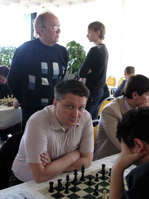Виталий Цешковский наблюдает за игрой